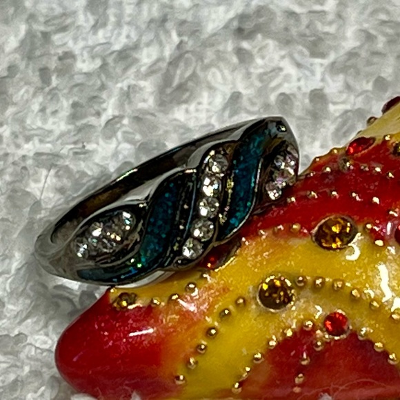 🦋Cute black ring with rhinestone and inlay opal look/costume NWOT - Picture 8 of 8
